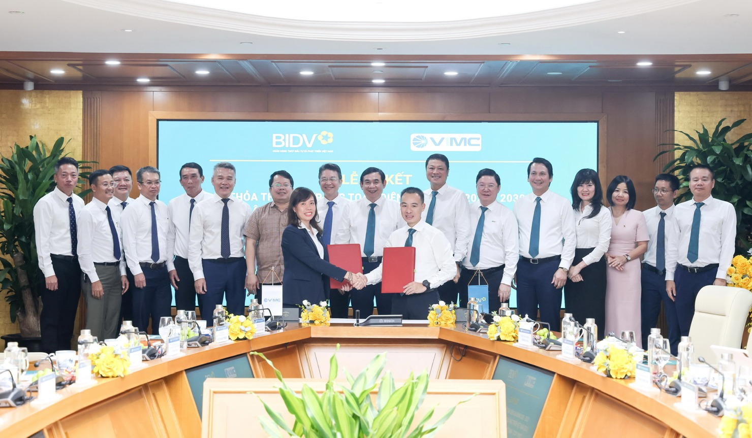 Đại diện L&atilde;nh đạo BIDV Cầu Giấy v&agrave; VIMC Lines k&yacute; kết thỏa thuận nguy&ecirc;n tắc