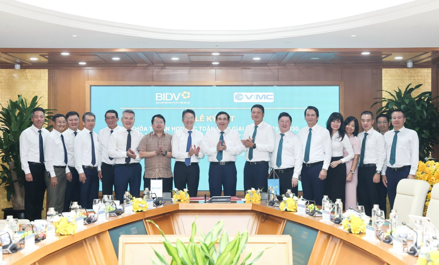 Đại diện L&atilde;nh đạo BIDV v&agrave; VIMC ch&uacute;c mừng th&agrave;nh c&ocirc;ng Lễ k&yacute; kết