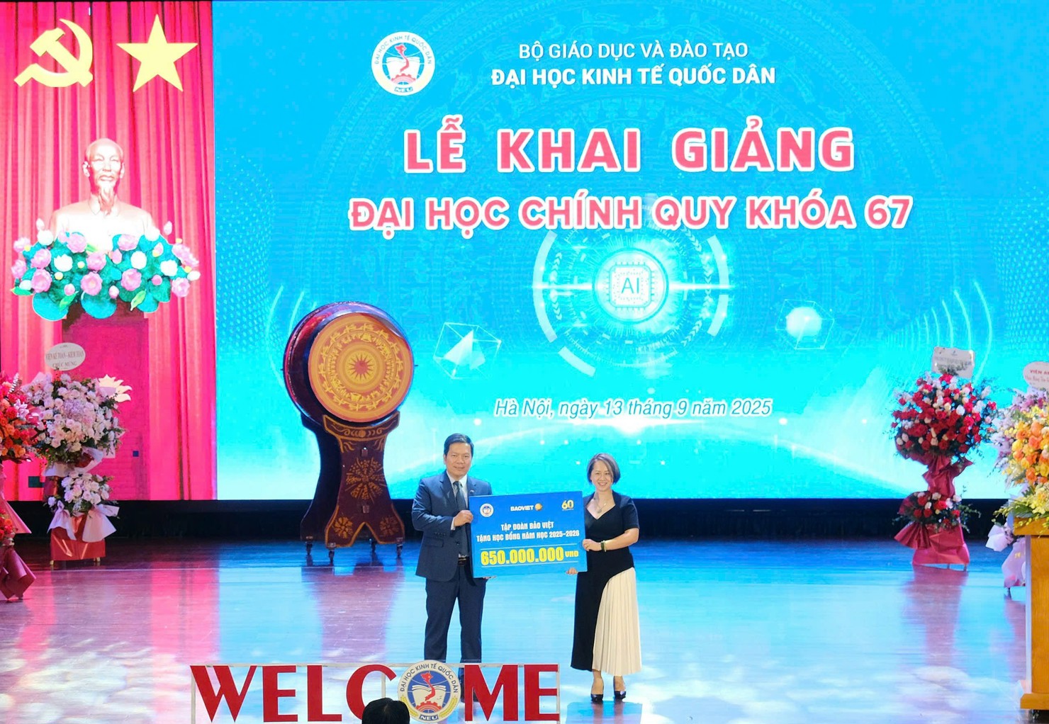 Đại diện L&atilde;nh đạo Tập đo&agrave;n Bảo Việt tiến h&agrave;nh trao học bổng thường ni&ecirc;n cho sinh vi&ecirc;n xuất sắc năm học 2025 - 2026 của Đại học Kinh tế Quốc d&acirc;n.