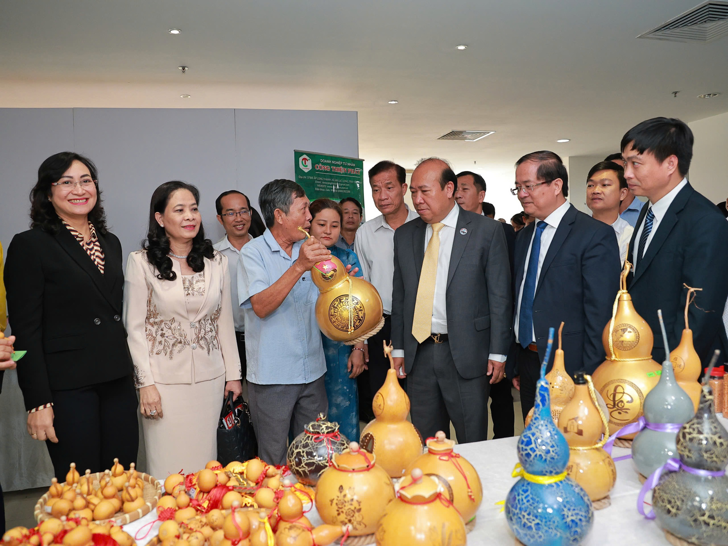 Các đại biểu tham quan gian hàng trưng bày của doanh nghiệp trong khuôn khổ hội nghị. Ảnh: T.D