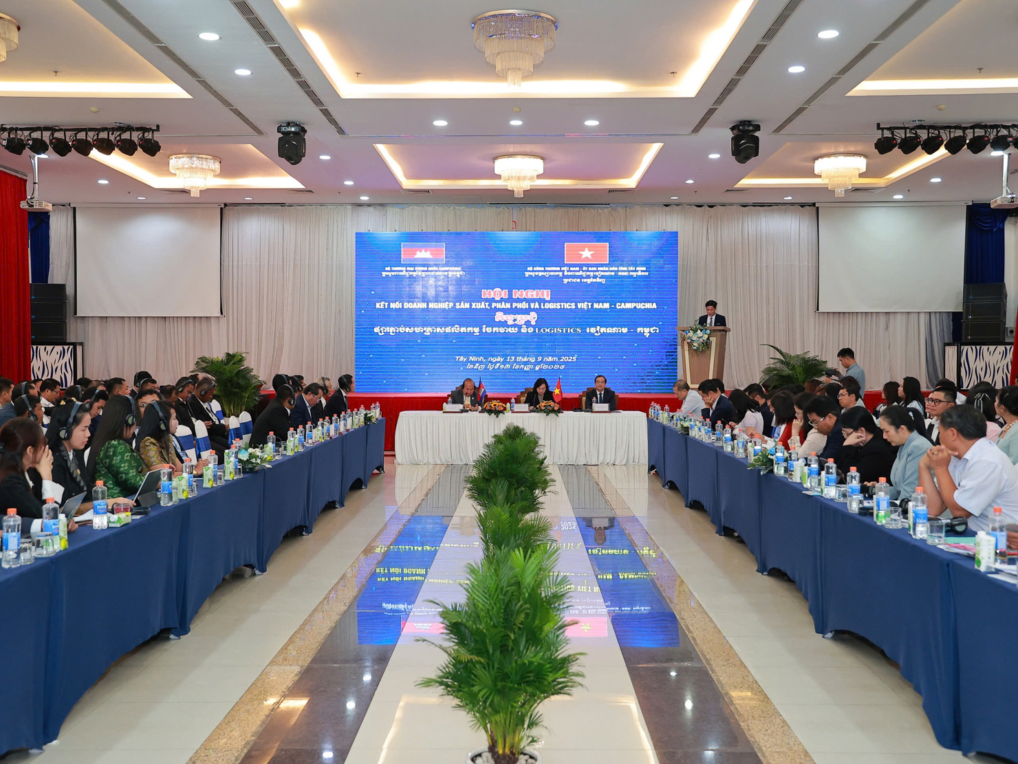 Hội nghị thu hút sự tham dự của hơn 200 đại biểu hai nước. Ảnh: T.D