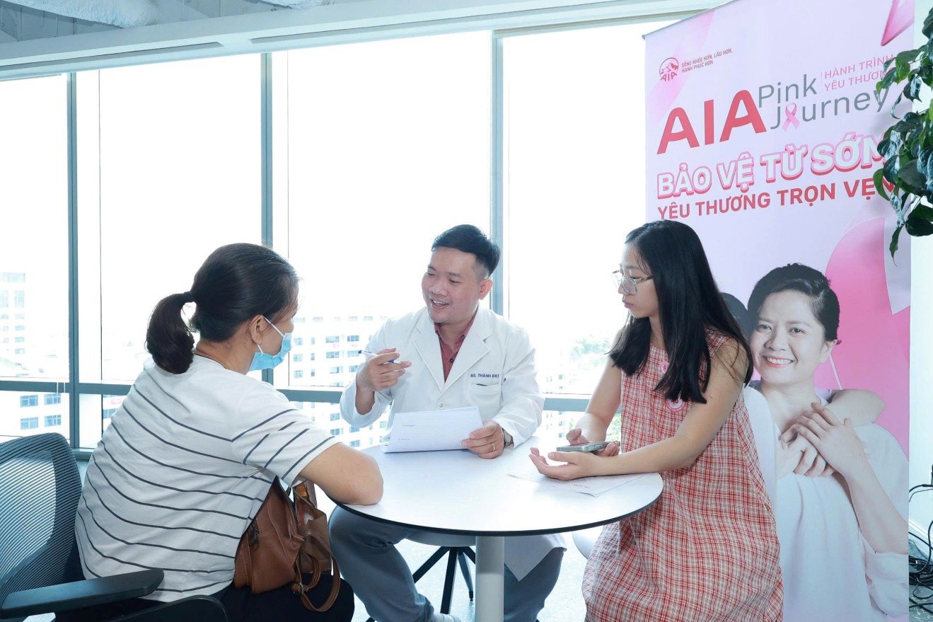 B&aacute;c sỹ Trần Cảnh Đạt - Chuy&ecirc;n khoa Ung bướu , Cố vấn chuy&ecirc;n m&ocirc;n Y khoa Mạng lưới ung thư v&uacute; Việt Nam trực tiếp tư vấn cho c&aacute;c chị em phụ nữ tham dự Chương tr&igrave;nh.