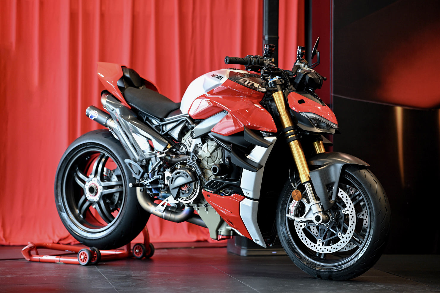 Tại Việt Nam, Ducati được c&aacute;c doanh nh&acirc;n, nh&agrave; sưu tập v&agrave; những người đam m&ecirc; m&ocirc; t&ocirc; ph&acirc;n khối lớn y&ecirc;u th&iacute;ch.