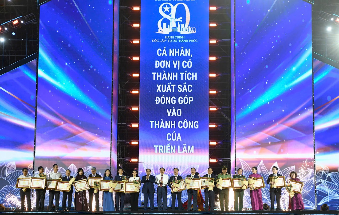 Thủ tướng Phạm Minh Ch&iacute;nh v&agrave; c&aacute;c đồng ch&iacute; l&atilde;nh đạo Đảng, Nh&agrave; nước trao Bằng khen của Thủ tướng Ch&iacute;nh phủ cho 36 tập thể c&oacute; th&agrave;nh t&iacute;ch xuất sắc; trao thưởng, ch&uacute;c mừng c&aacute;c đơn vị đạt giải "Kh&ocirc;ng gian trưng b&agrave;y ti&ecirc;u biểu" tại Triển l&atilde;m.