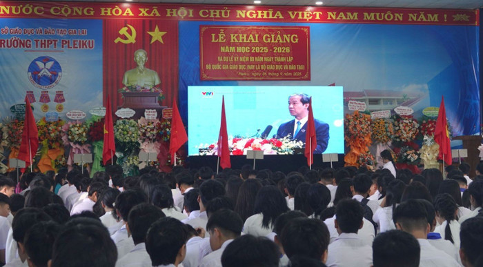 Thầy v&agrave; tr&ograve; Trường Trung học phổ th&ocirc;ng Pleiku, Gia Lai chung nhịp khai giảng c&ugrave;ng cả nước