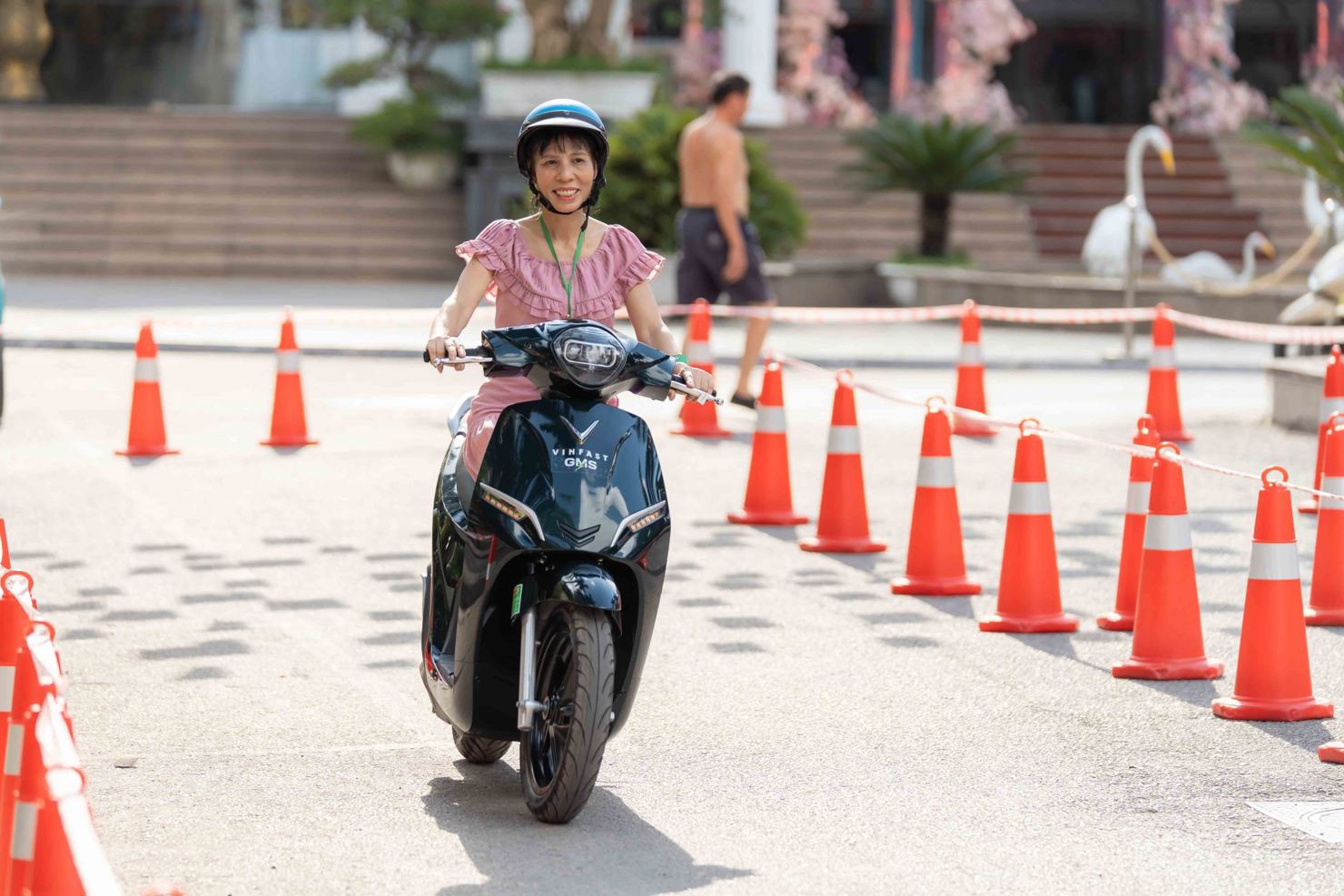 Nhiều gia đ&igrave;nh đ&atilde; chọn bỏ xe xăng mua xe điện bởi mức gi&aacute; hấp dẫn, chi ph&iacute; tiết kiệm.