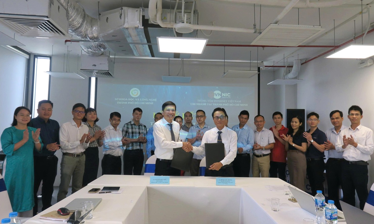 &Ocirc;ng Nguyễn Hữu Y&ecirc;n đề nghị c&aacute;c đơn vị đẩy mạnh c&ocirc;ng t&aacute;c phối hợp triển khai c&aacute;c giải ph&aacute;p khai th&aacute;c hiệu quả t&agrave;i nguy&ecirc;n internet tại TP. Hồ Ch&iacute; Minh. Ảnh: Đức Mỹ