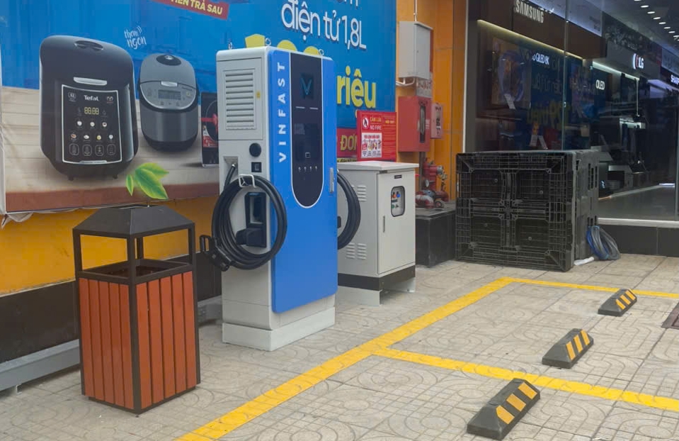 Sẽ c&oacute; h&agrave;ng ngh&igrave;n điểm sạc &ocirc; t&ocirc; điện v&agrave; điểm đổi pin tại c&aacute;c cửa h&agrave;ng thuộc chuỗi Thế Giới Di Động, Điện M&aacute;y Xanh.