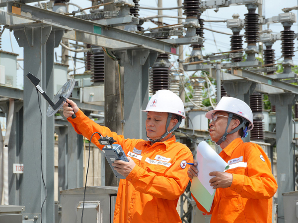 C&ocirc;ng nh&acirc;n X&iacute; nghiệp lưới điện cao thế Thanh H&oacute;a (PC Thanh H&oacute;a) kiểm tra thiết bị tại TBA 110kV N&uacute;i Một.