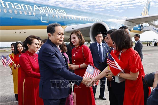 Lễ đ&oacute;n Chủ tịch Quốc hội Trần Thanh Mẫn v&agrave; Phu nh&acirc;n tại S&acirc;n bay quốc tế Bunga Raya Complex, thủ đ&ocirc; Kuala Lumpur - Ảnh: Do&atilde;n Tấn/TTXVN