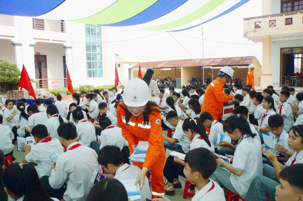 Đẩy mạnh tuy&ecirc;n truyền sử dụng điện an to&agrave;n, tiết kiệm, hiệu quả tại c&aacute;c trường học.