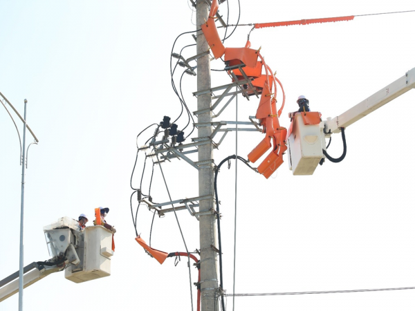 Đội Hotline thực hiện sửa chữa, khắc phục khiếm khuyết, đấu nối đường d&acirc;y.