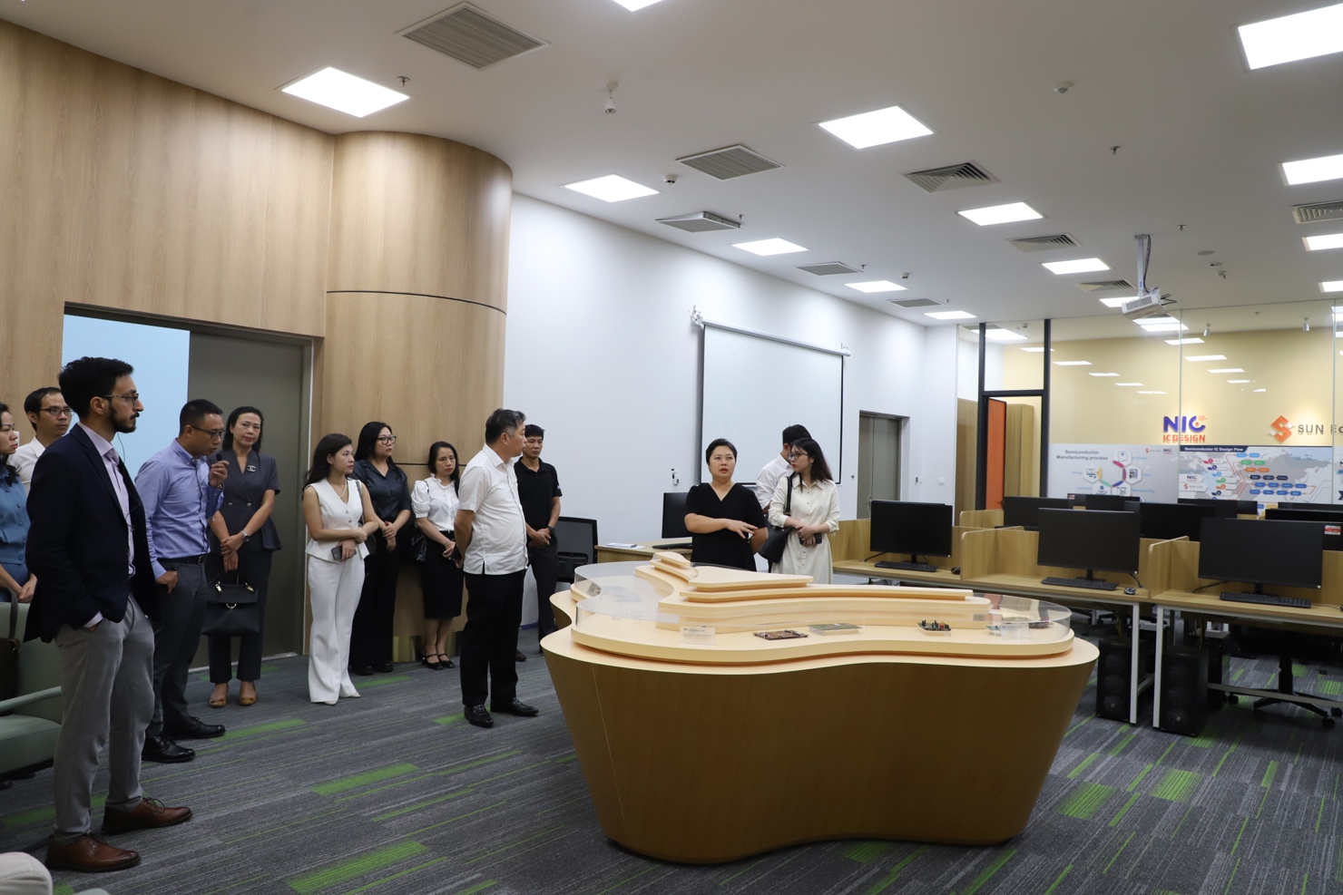 C&aacute;c nh&agrave; đầu tư thăm quan c&aacute;c hạng mục cơ sở hạ tầng của NIC Ho&agrave; Lạc.
