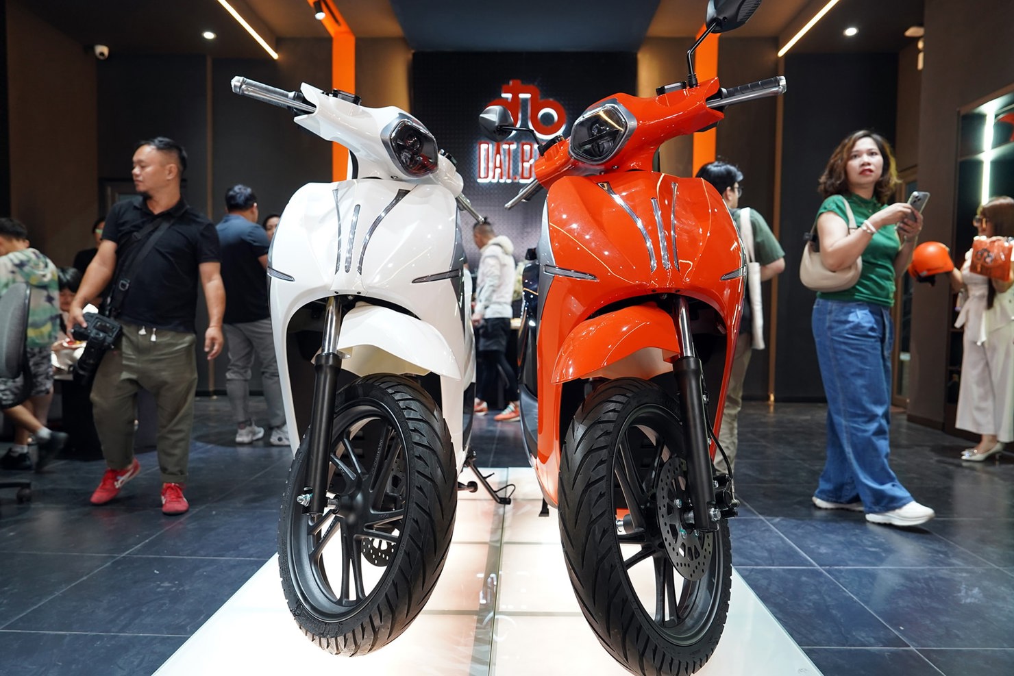 Người d&ugrave;ng xe điện quan t&acirc;m đến phạm vi hoạt động do e ngại việc phải sạc trong ng&agrave;y. Ảnh: Ho&agrave;ng Linh. &nbsp;