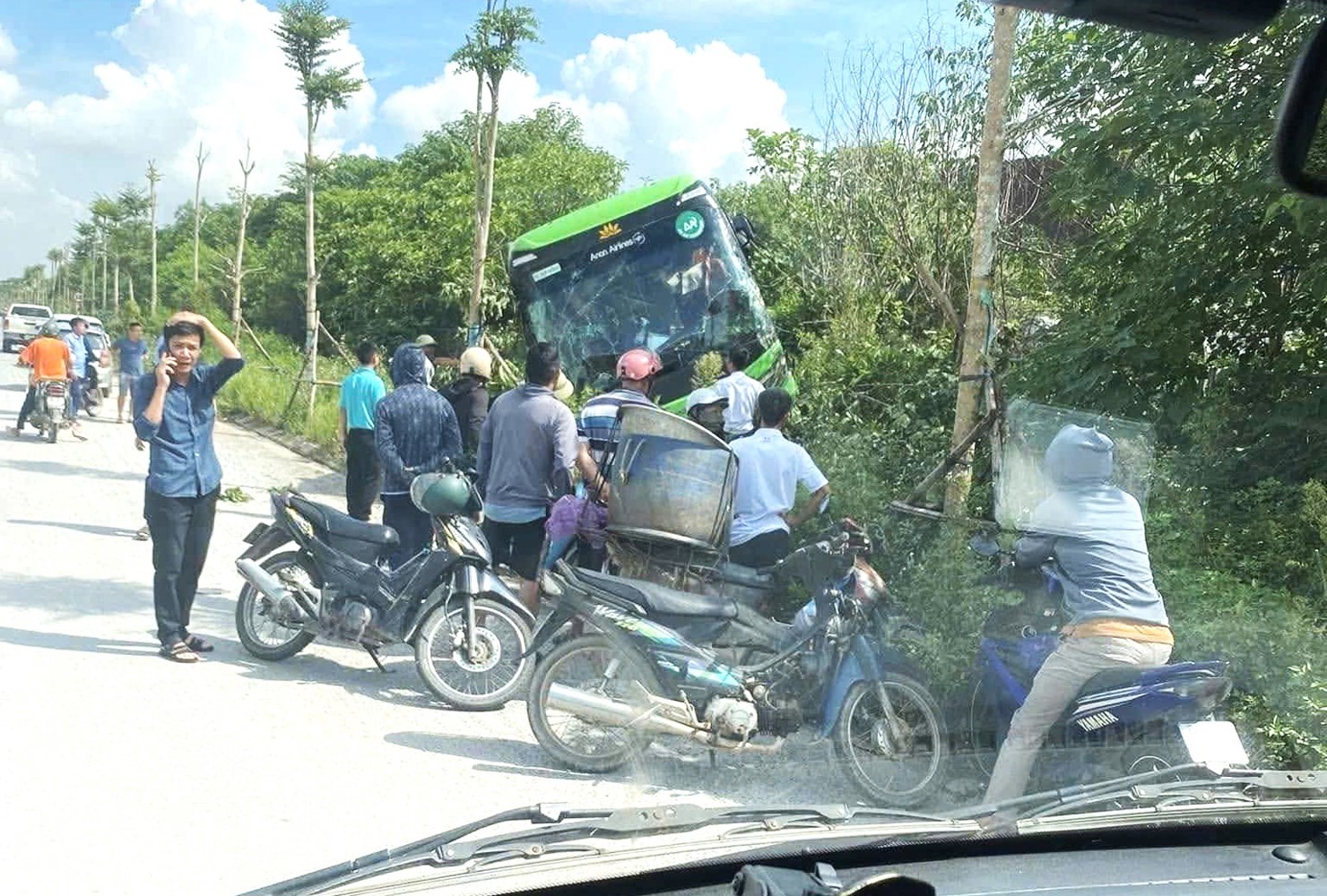 Xe kh&aacute;ch 29 chỗ lao qua hộ lan rơi xuống m&aacute;i taluy b&ecirc;n phải tuyến. Ảnh: NDCC