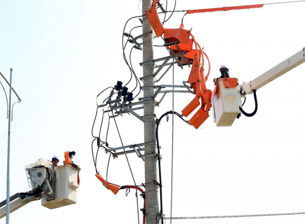 Đội Hotline thực hiện sửa chữa, khắc phục khiếm khuyết, đấu nối đường d&acirc;y.