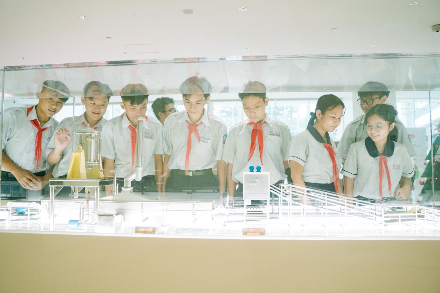 C&aacute;c bạn học sinh c&oacute; cơ hội được xem m&ocirc; h&igrave;nh thu nhỏ m&ocirc; phỏng về d&acirc;y chuyền sản xuất m&igrave; g&oacute;i Hảo Hảo. Nguồn: B&aacute;o Tuổi Trẻ