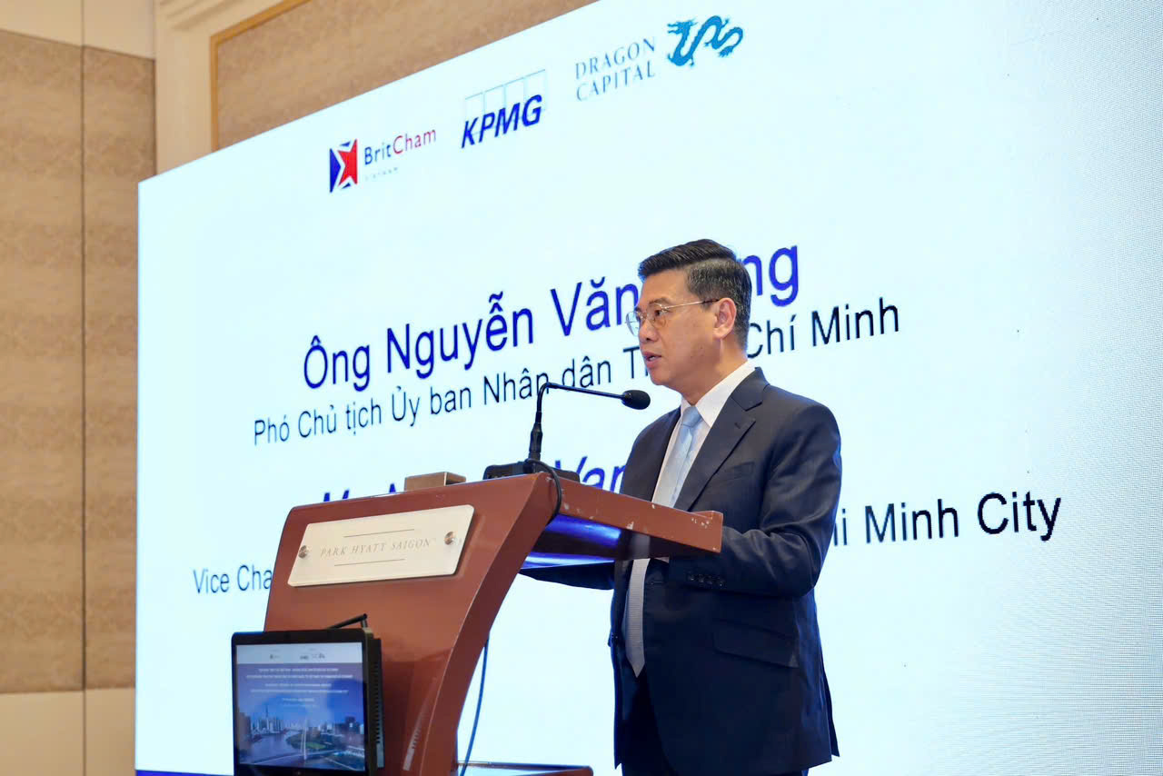 Ph&oacute; Chủ tịch UBND TP. Hồ Ch&iacute; Minh Nguyễn Văn Dũng ph&aacute;t biểu tại Tọa đ&agrave;m