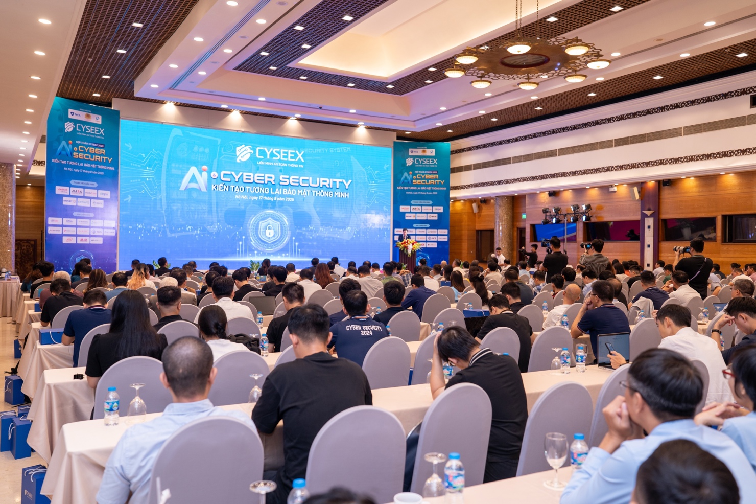 To&agrave;n cảnh&nbsp;Hội thảo &ldquo;AI &amp; Cyber Security - Kiến tạo tương lai bảo mật th&ocirc;ng minh&rdquo; .