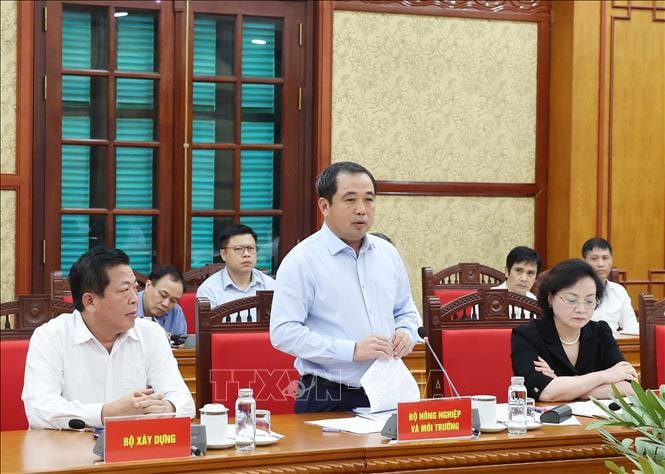 Quyền Bộ trưởng Bộ N&ocirc;ng nghiệp v&agrave; M&ocirc;i trường Trần Đức Thắng ph&aacute;t biểu tại buổi l&agrave;m việc. Ảnh: Thống Nhất/TTXVN