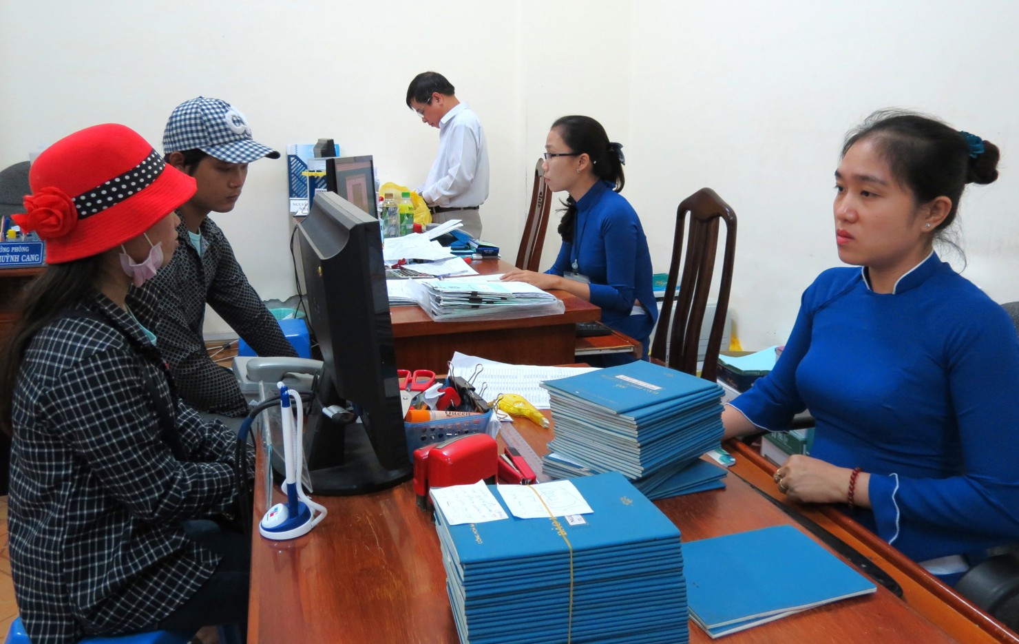 C&ocirc;ng nh&acirc;n ở T&acirc;y Ninh thắc mắc về c&aacute;c chế độ BHXH. Ảnh: Phạm Thọ