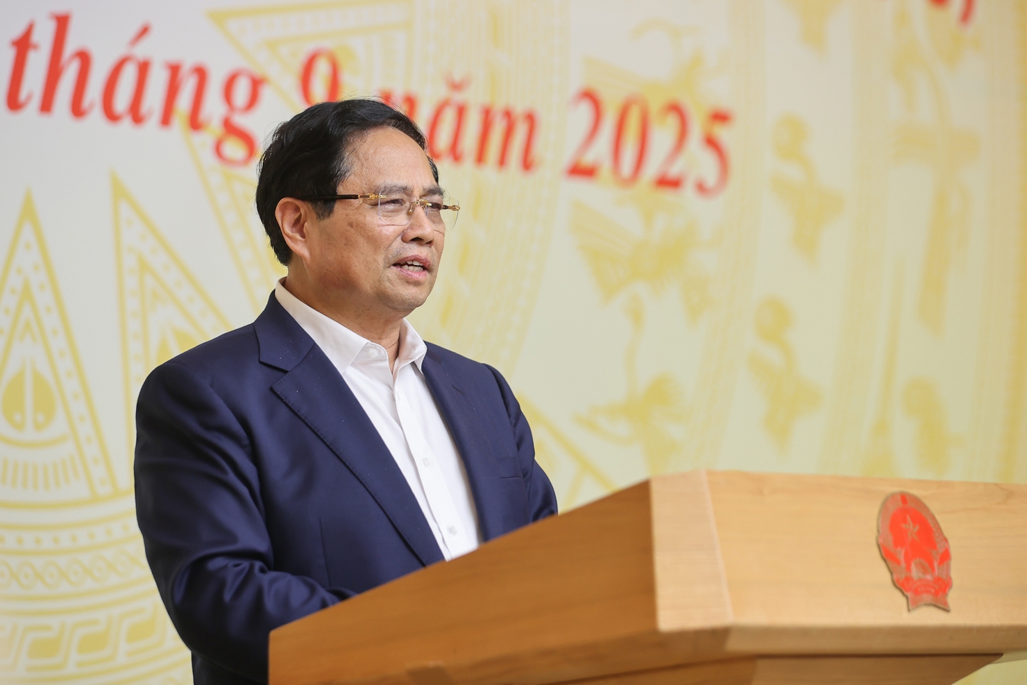 Thủ tướng nhấn mạnh, phải th&uacute;c đẩy đầu tư c&ocirc;ng mạnh mẽ hơn nữa; phải thay đổi tư duy, kh&ocirc;ng để tr&igrave; trệ.