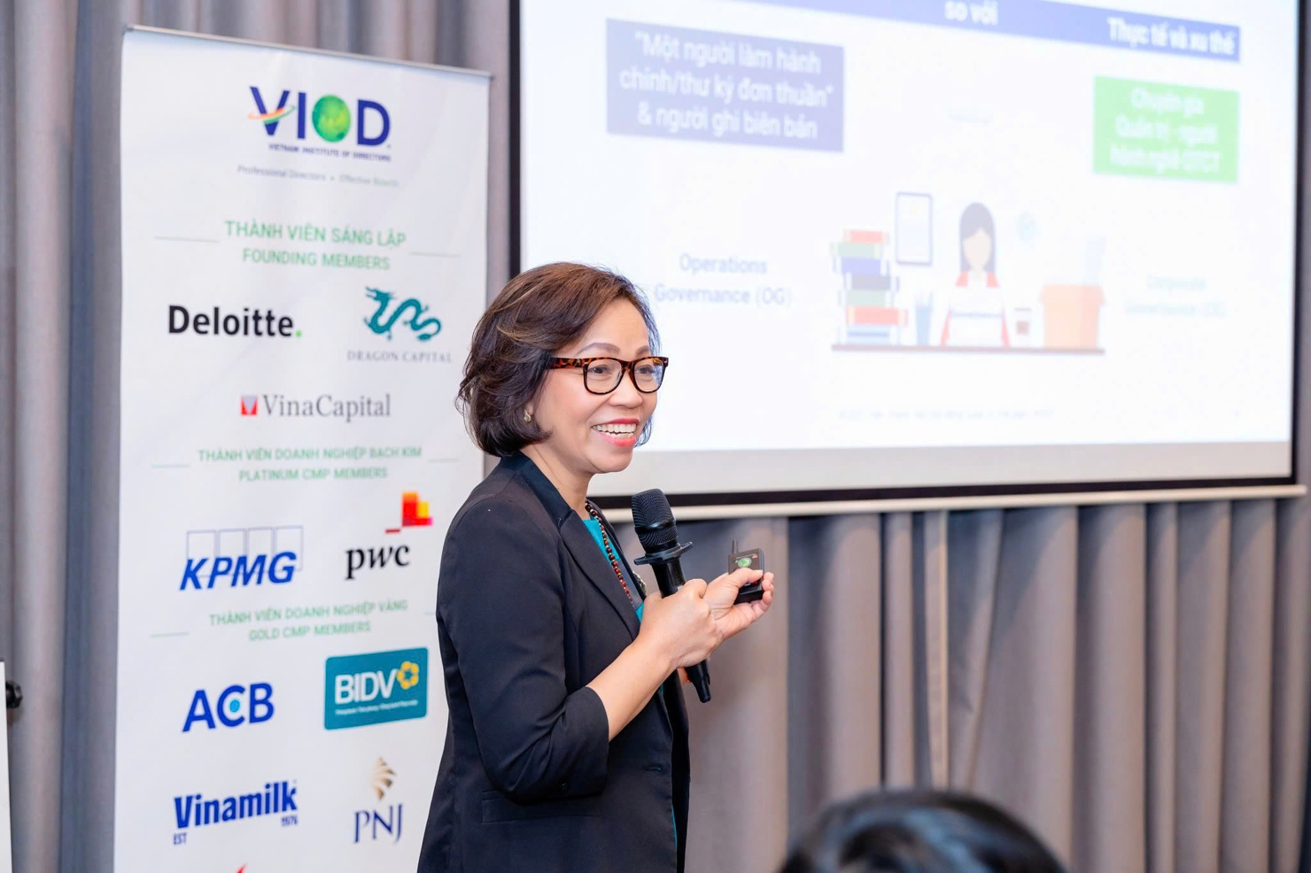 B&agrave; H&agrave; Thu Thanh - Chủ tịch Viện Th&agrave;nh vi&ecirc;n Hội đồng Quản trị Việt Nam (VIOD) tham gia trực tiếp hướng dẫn v&agrave; chia sẻ tại Chương tr&igrave;nh Chuy&ecirc;n s&acirc;u về Thư k&yacute; Quản trị C&ocirc;ng ty (CSMP) do VIOD tổ chức.