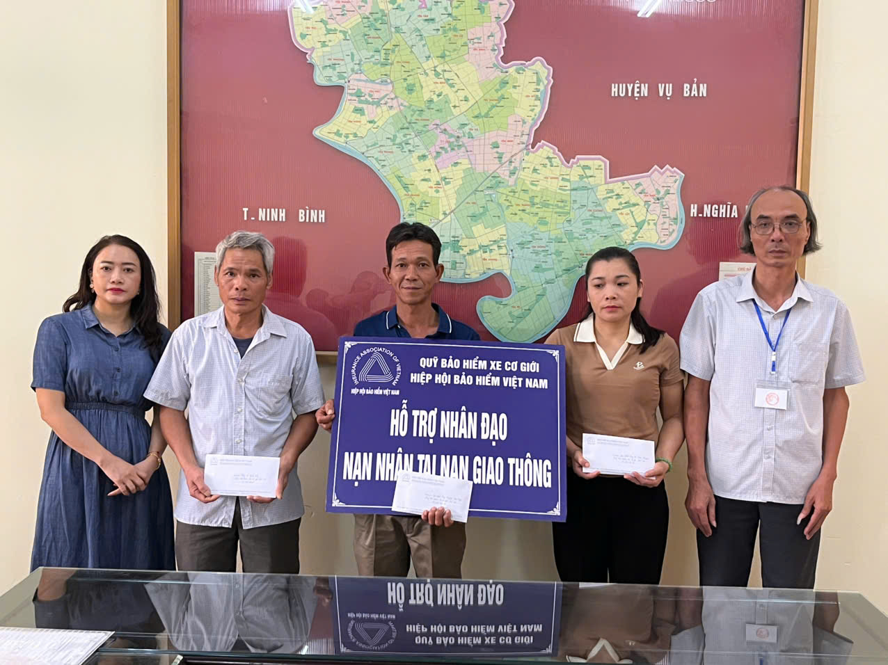 Đại diện Quỹ Bảo hiểm xe cơ giới hỗ trợ nh&acirc;n đạo tại Ninh B&igrave;nh.