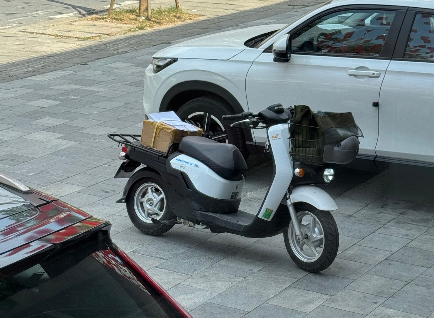 Xe m&aacute;y điện giao h&agrave;ng Honda Benly e: của Bưu điện H&agrave; Nội. Ảnh: Ho&agrave;ng Linh&nbsp;