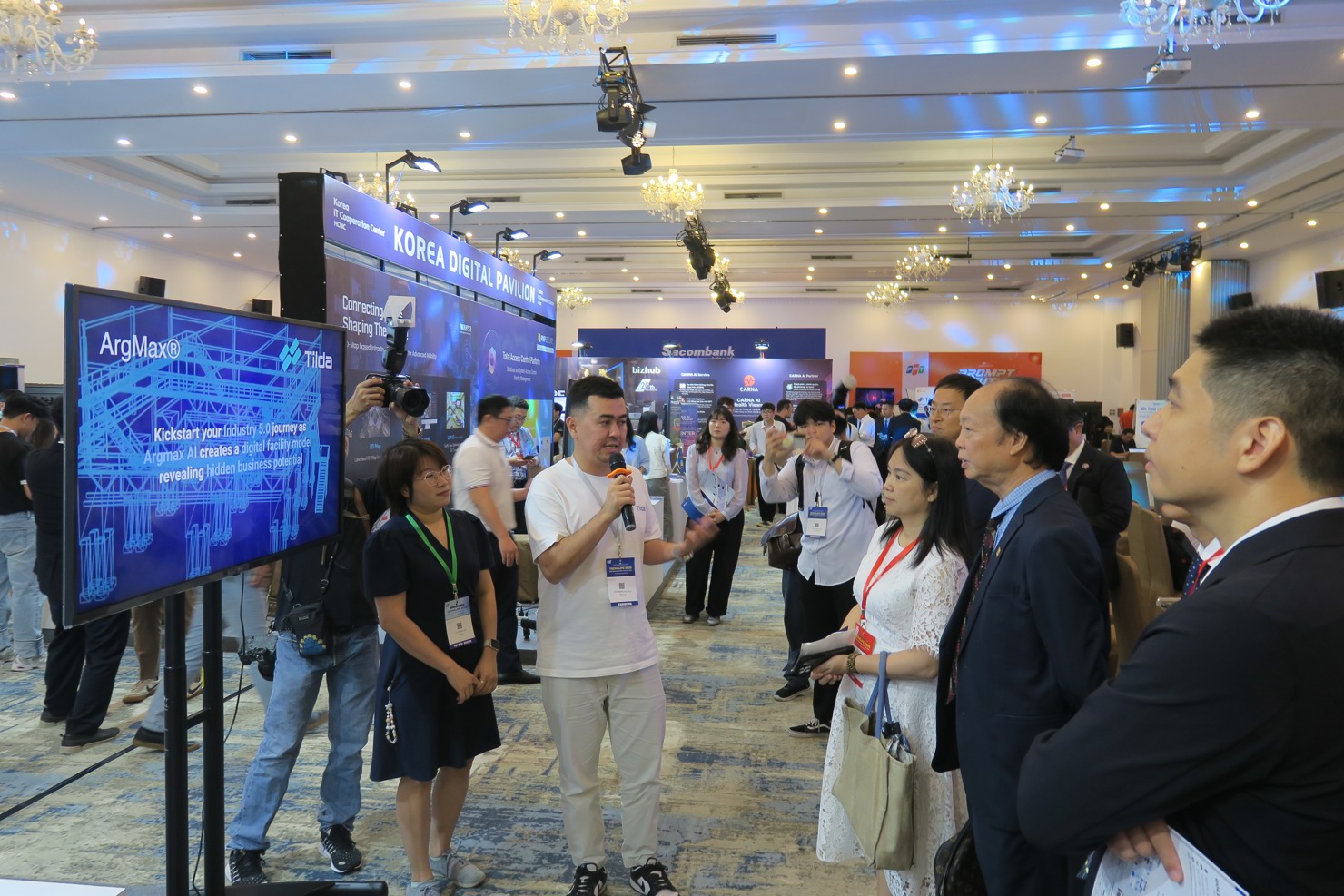 Nhiều đơn vị c&ocirc;ng nghệ trong v&agrave; ngo&agrave;i nước tham gia tham gia triển l&atilde;m c&ocirc;ng nghệ Tech4life2025. Ảnh: Đức Mỹ