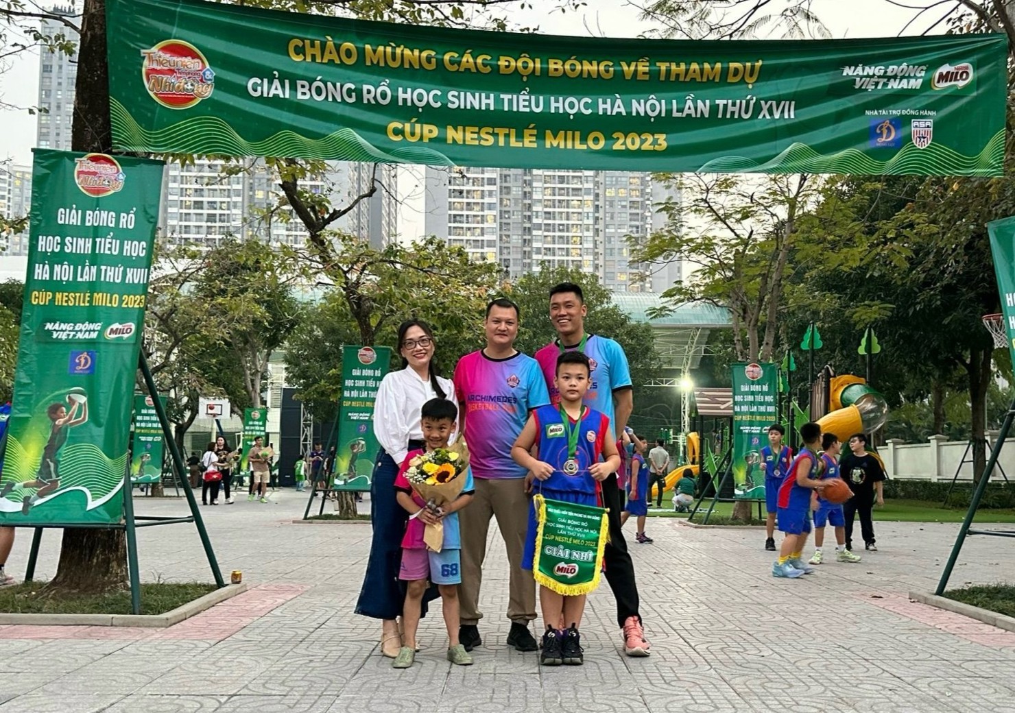 Từng cột mốc quan trọng của trẻ lu&ocirc;n c&oacute; b&oacute;ng d&aacute;ng bố mẹ đồng h&agrave;nh v&agrave; cổ vũ.