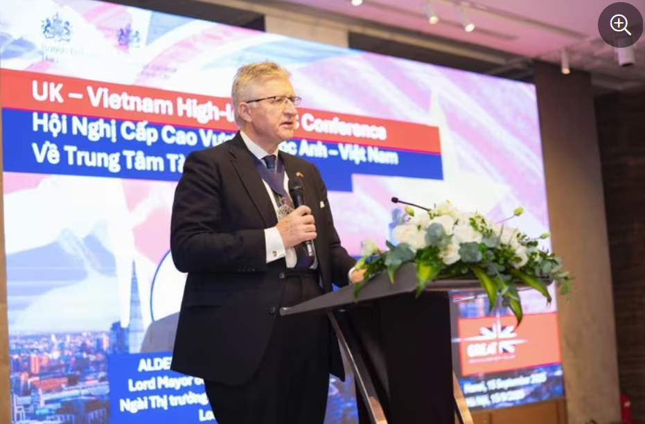Thị trưởng khu Trung t&acirc;m T&agrave;i ch&iacute;nh London Alastair King ph&aacute;t biểu tại Hội nghị&nbsp; Cấp cao Vương quốc Anh - Việt Nam về Trung t&acirc;m T&agrave;i ch&iacute;nh Quốc tế.&nbsp;