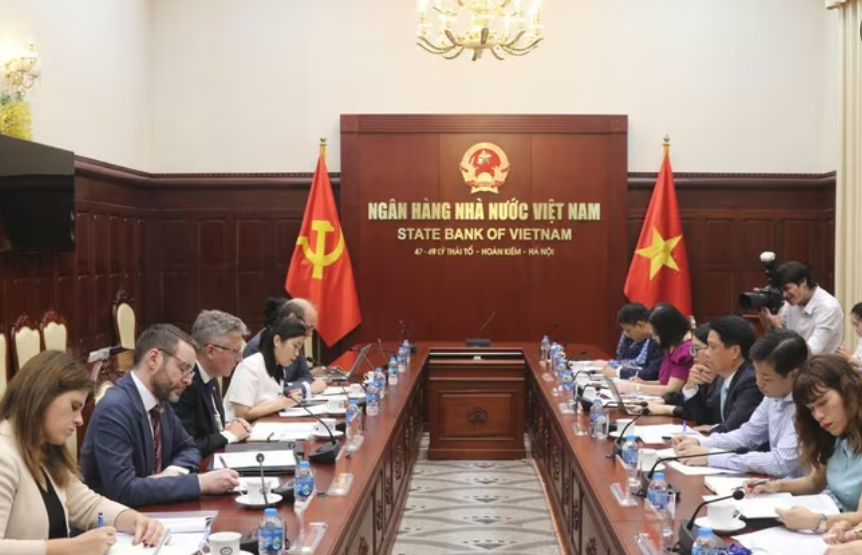 Thị trưởng Alastair King gặp v&agrave; l&agrave;m việc với Ph&oacute; Thống đốc Ng&acirc;n h&agrave;ng Nh&agrave; nước Việt Nam Phạm Tiến Dũng nhằm trao đổi kinh nghiệm x&acirc;y dựng IFC.