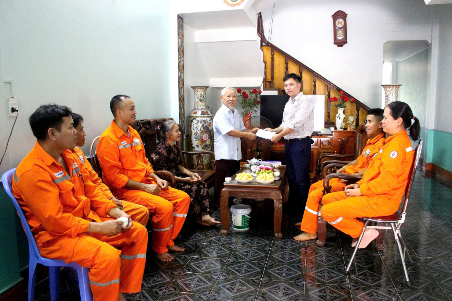 Nh&agrave; m&aacute;y Thủy điện Nậm M&aacute; thăm hỏi gia đ&igrave;nh thương binh, liệt sỹ tại địa phương