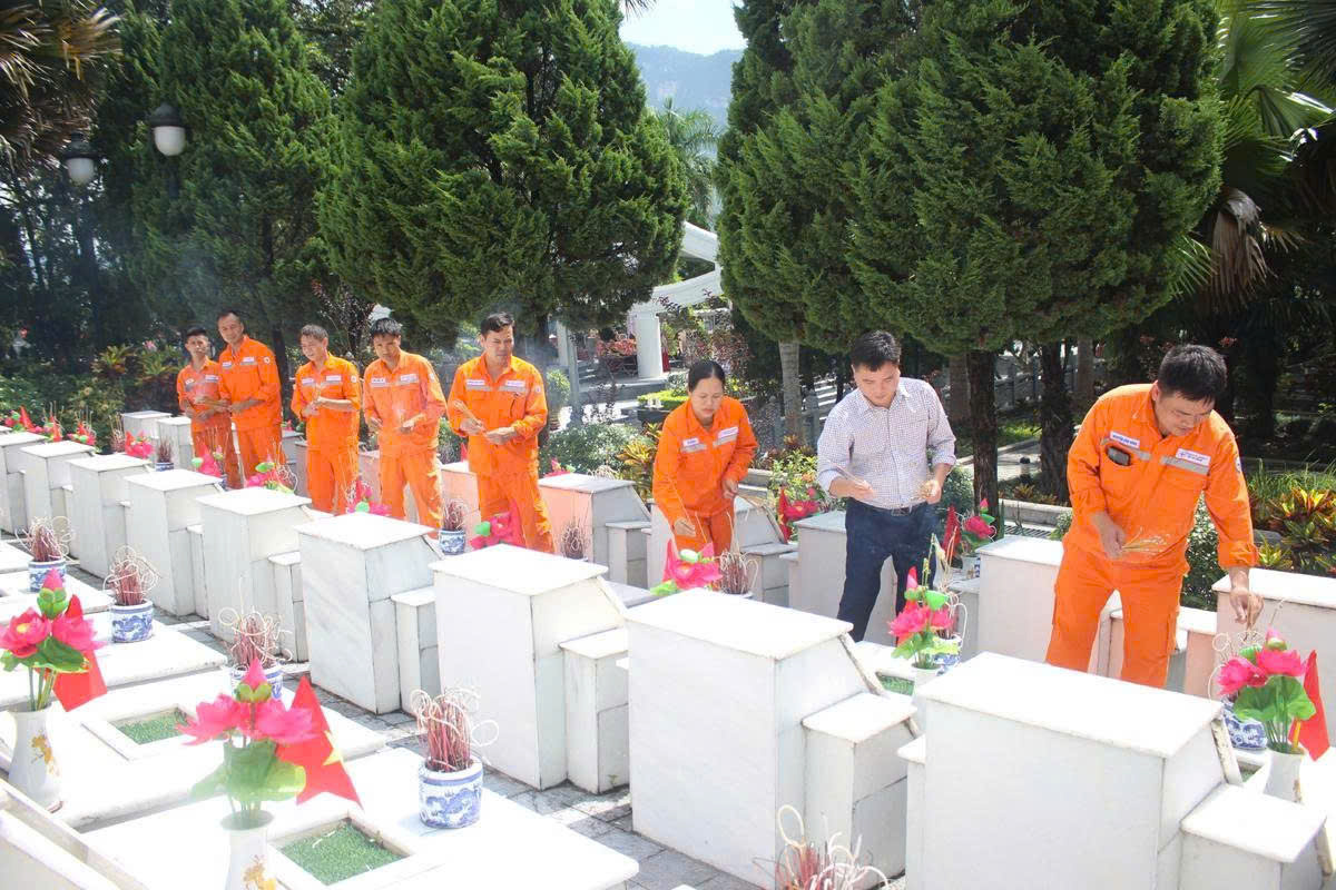 CBCNV Nh&agrave; m&aacute;y thủy điện Nậm M&aacute; viếng nghĩa trang liệt sỹ Vị Xuy&ecirc;n