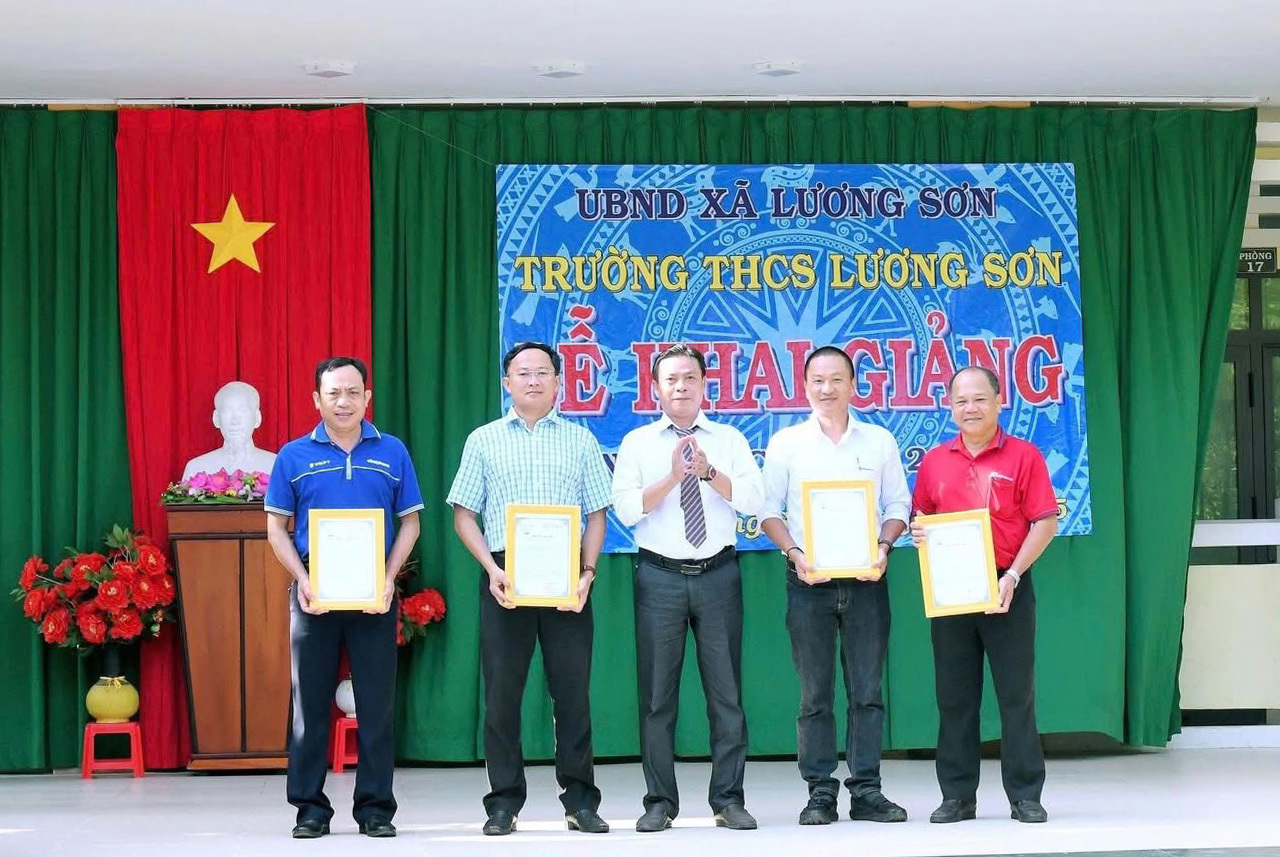 &Ocirc;ng Nguyễn Thanh Hưng ( thứ 2 từ tr&aacute;i sang) - Gi&aacute;m đốc Nh&agrave; m&aacute;y thủy điện Bắc B&igrave;nh nhận thư cảm ơn của Trường THCS Lương Sơn v&igrave; sự đ&oacute;ng g&oacute;p, hỗ trợ c&aacute;c em học sinh c&oacute; ho&agrave;n cảnh kh&oacute; khăn
