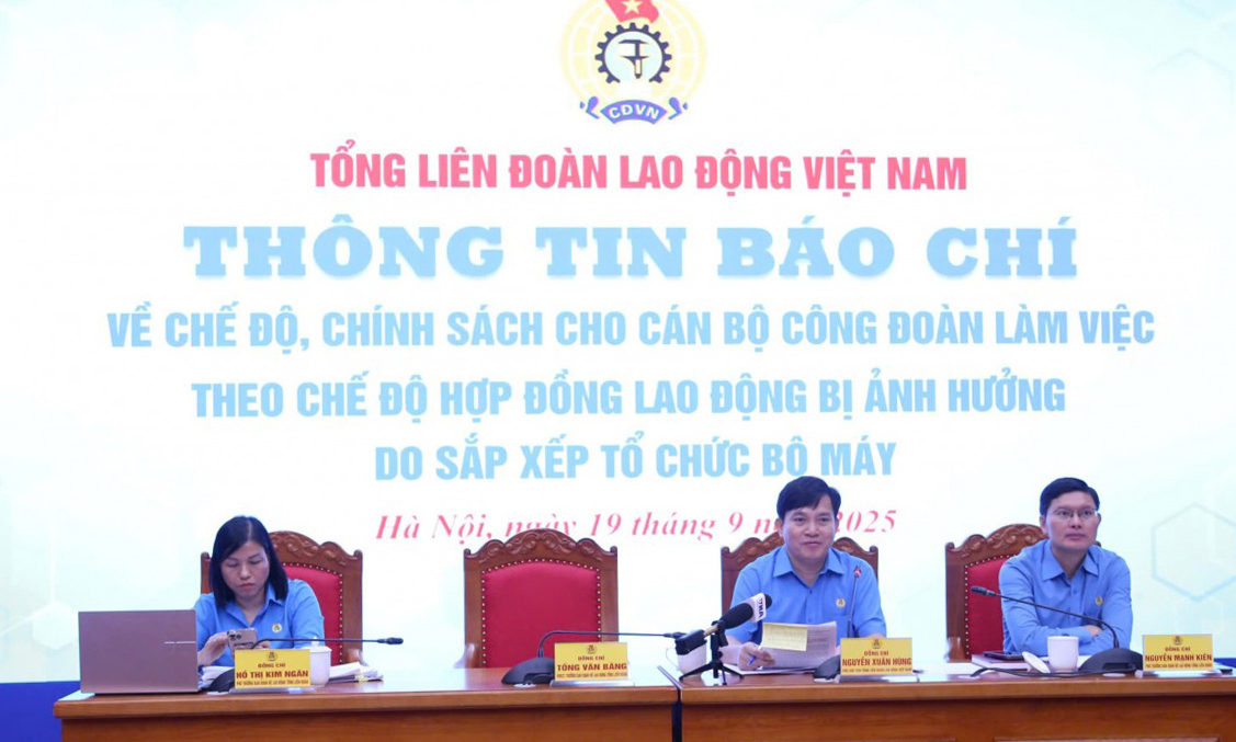 Ph&oacute; Chủ tịch Tổng Li&ecirc;n đo&agrave;n Lao động Việt Nam Nguyễn Xu&acirc;n H&ugrave;ng chủ tr&igrave; Hội nghị th&ocirc;ng tin b&aacute;o ch&iacute;.