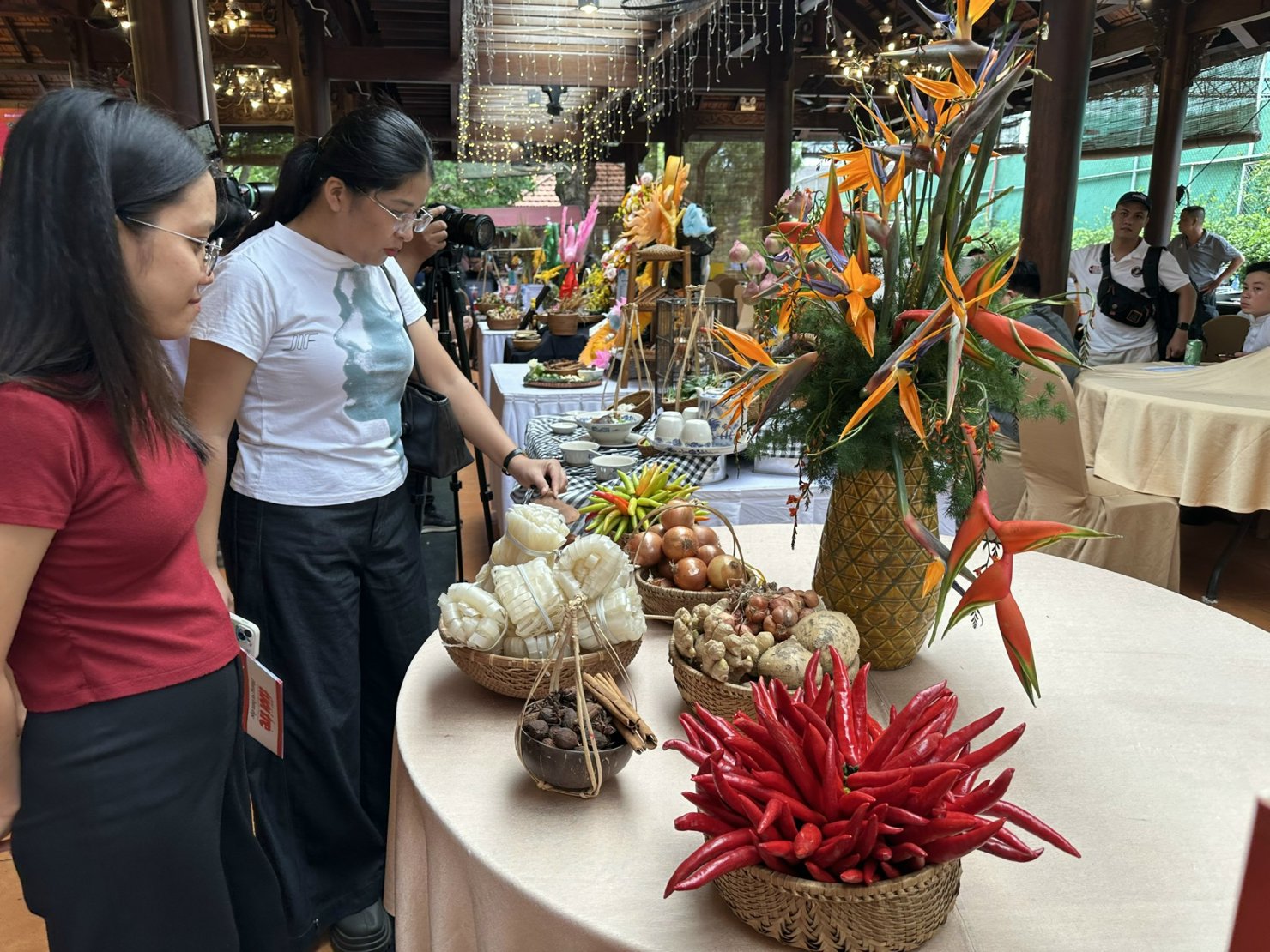 Du kh&aacute;ch tham quan gian h&agrave;ng trưng b&agrave;y nguy&ecirc;n liệu l&agrave;m phở. Ảnh: TD