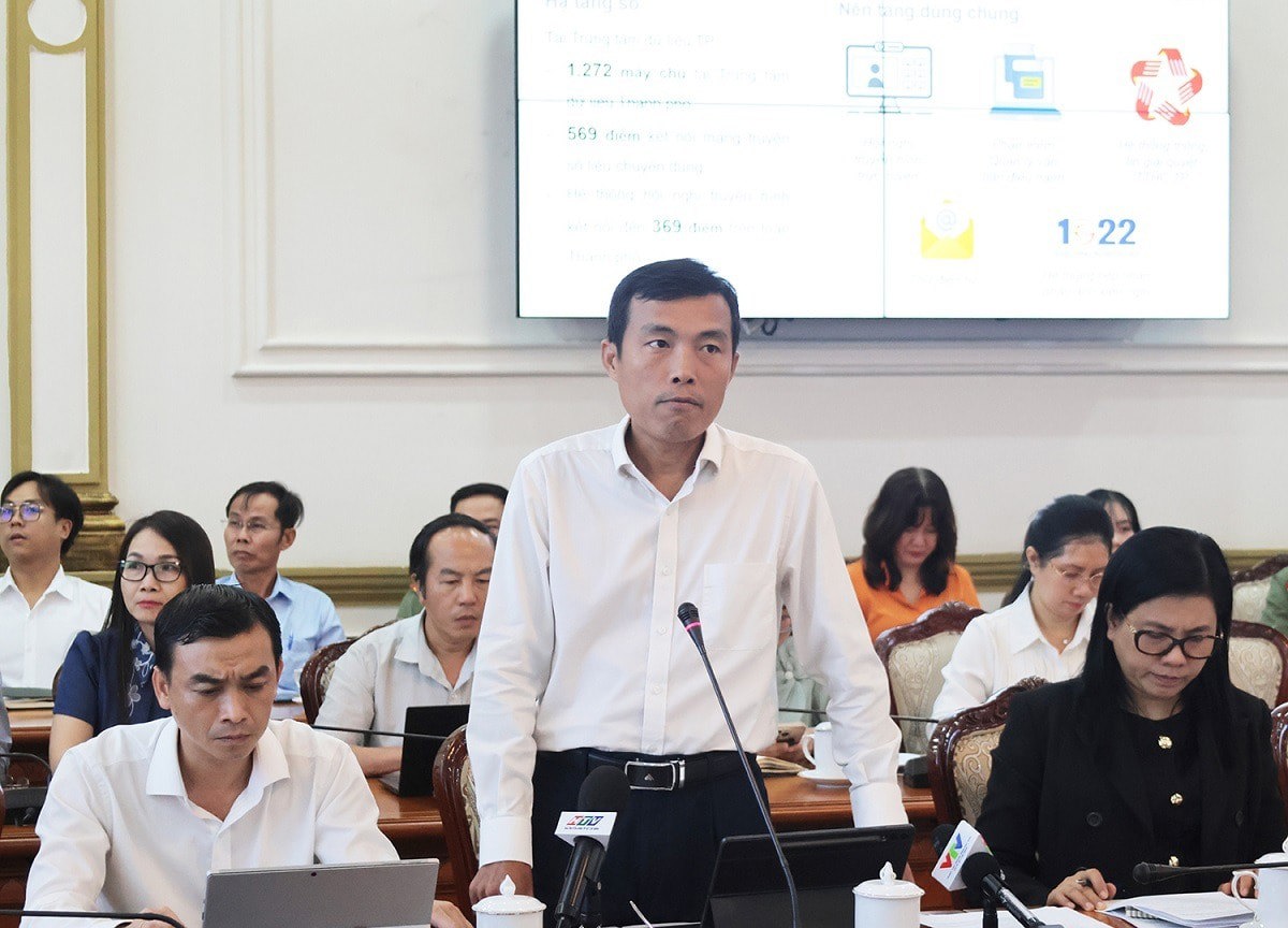 Ph&oacute; Gi&aacute;m đốc Sở Khoa học v&agrave; C&ocirc;ng nghệ TP. Hồ Ch&iacute; Minh V&otilde; Minh Th&agrave;nh b&aacute;o c&aacute;o c&ocirc;ng t&aacute;c chuyển đổi số tại Hội nghị. Ảnh: TL