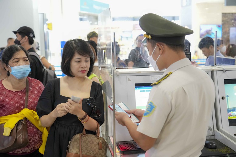 Tại s&acirc;n bay T&acirc;n Sơn Nhất c&oacute; hơn 26.000 lượt h&agrave;nh kh&aacute;ch d&ugrave;ng VNeID v&agrave; sinh trắc học trong hai tuần đầu th&iacute; điểm ứng dụng. Ảnh: TL