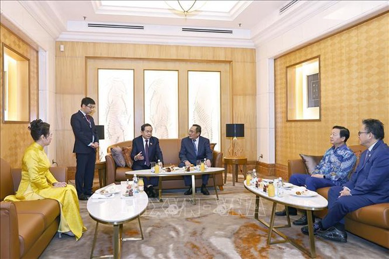 Chủ tịch Thượng viện Malaysia Dato' Awang Bemee Awang Ali Basah tiễn Chủ tịch Quốc hội Trần Thanh Mẫn và Phu nhân - Ảnh: TTXVN