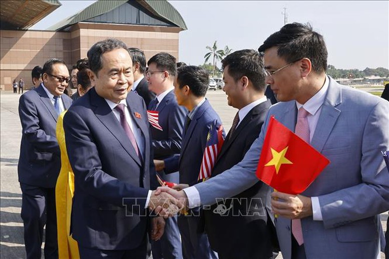 Lễ tiễn Chủ tịch Quốc hội Trần Thanh Mẫn và Phu nhân tại Sân bay quốc tế Bunga Raya Complex, thủ đô KualaLumpur - Ảnh: TTXVN