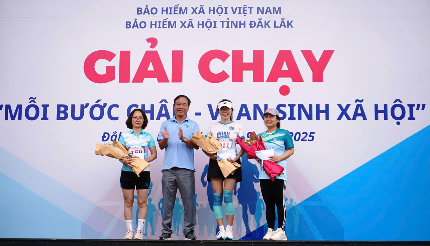 Ph&oacute; Gi&aacute;m đốc BHXH tỉnh Đắk Lắk Tạ Đức Hậu trao giải nữ 3 km. Ảnh: PL