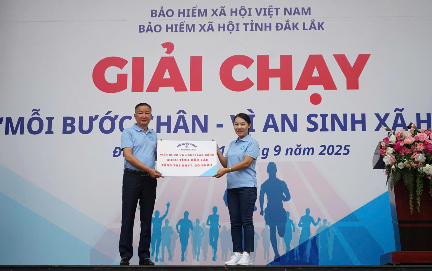 C&aacute;n bộ, vi&ecirc;n chức BHXH tỉnh&nbsp;Đắk Lắk ủng hộ 103,5 triệu đồng mua sổ BHXH tự nguyện, thẻ BHYT. Ảnh: PL