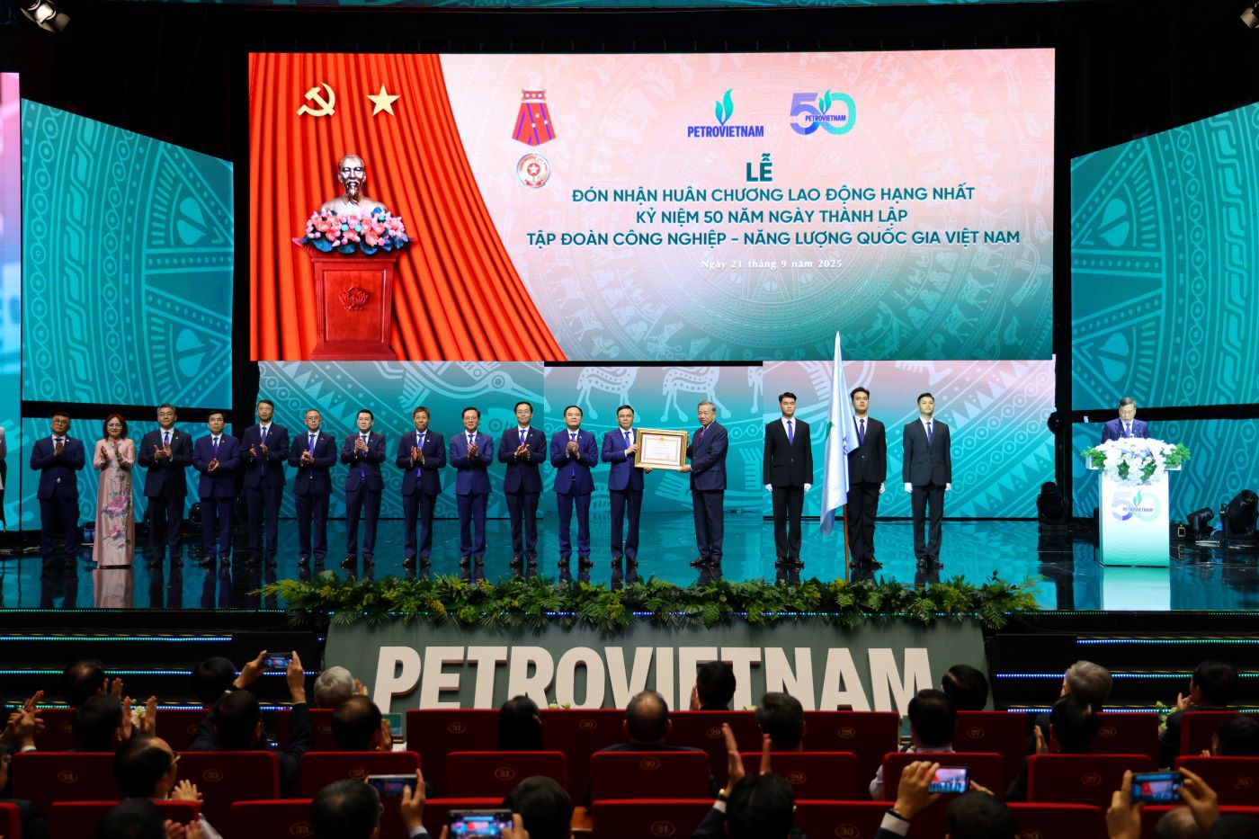 Tổng B&iacute; thư T&ocirc; L&acirc;m trao Hu&acirc;n chương Lao động hạng Nhất cho Petrovietnam.