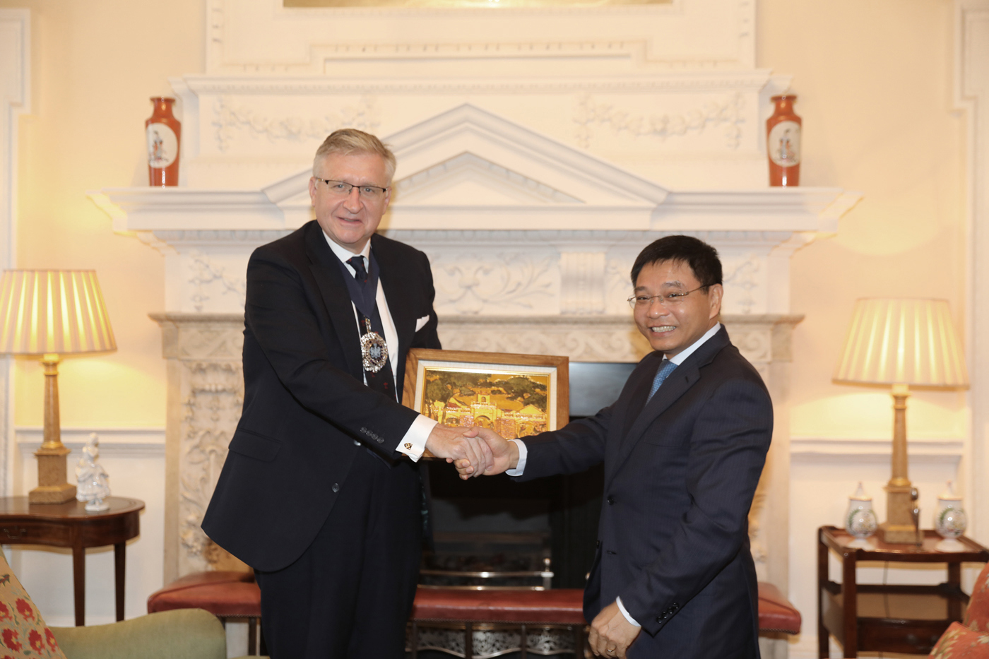 &nbsp;Bộ trưởng Nguyễn Văn Thắng l&agrave;m việc c&ugrave;ng Thị trưởng Khu t&agrave;i ch&iacute;nh London.