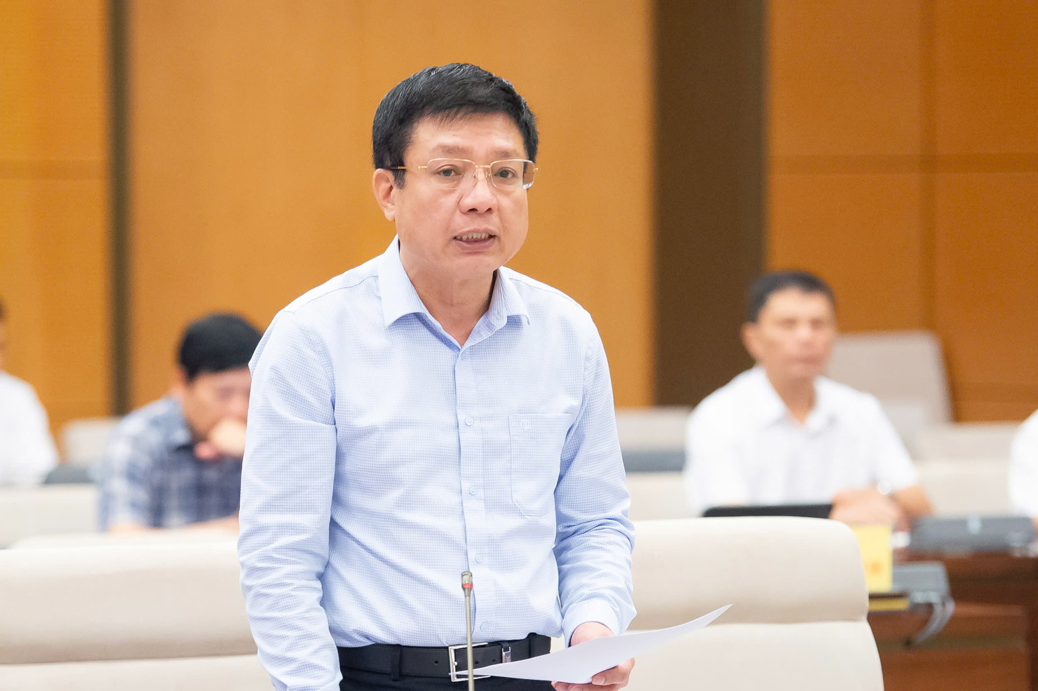 Thứ trưởng Bộ Tài chính Hồ Sỹ Hùng làm rõ các ý kiến đại biểu nêu.
