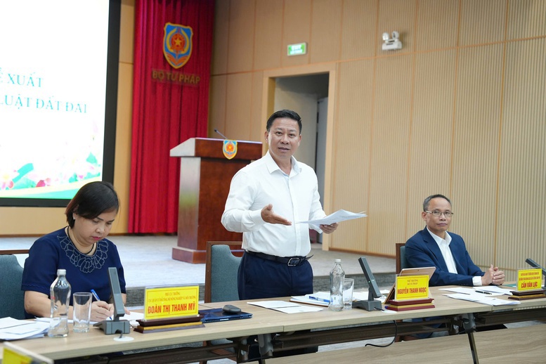 Thứ trưởng Bộ Tư ph&aacute;p Nguyễn Thanh Ngọc ph&aacute;t biểu tại Hội thảo.