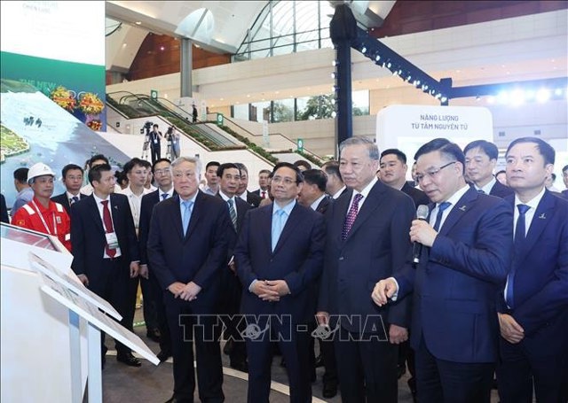 Tổng Bí thư Tô Lâm, Thủ tướng Phạm Minh Chính và các đồng chí lãnh đạo Đảng, Nhà nước thăm quan triển lãm thành tựu khoa học công nghệ. Ảnh: Thống Nhất/TTXVN.