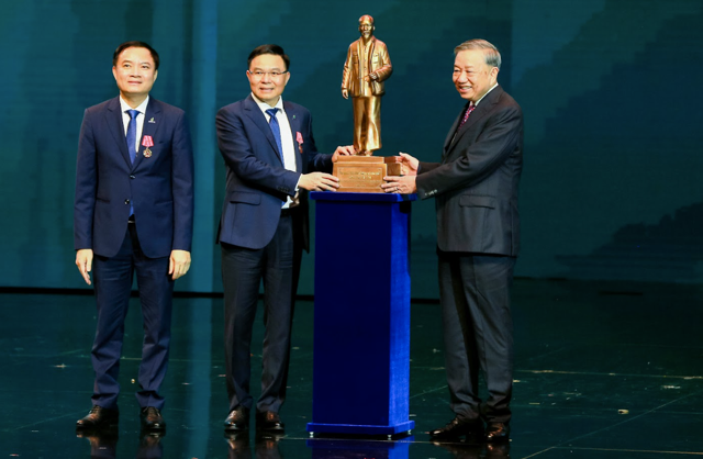 Tổng B&iacute; thư T&ocirc; L&acirc;m trao tặng bức tượng Chủ tịch Hồ Ch&iacute; Minh cho c&aacute;c thế hệ l&atilde;nh đạo Petrovietnam.